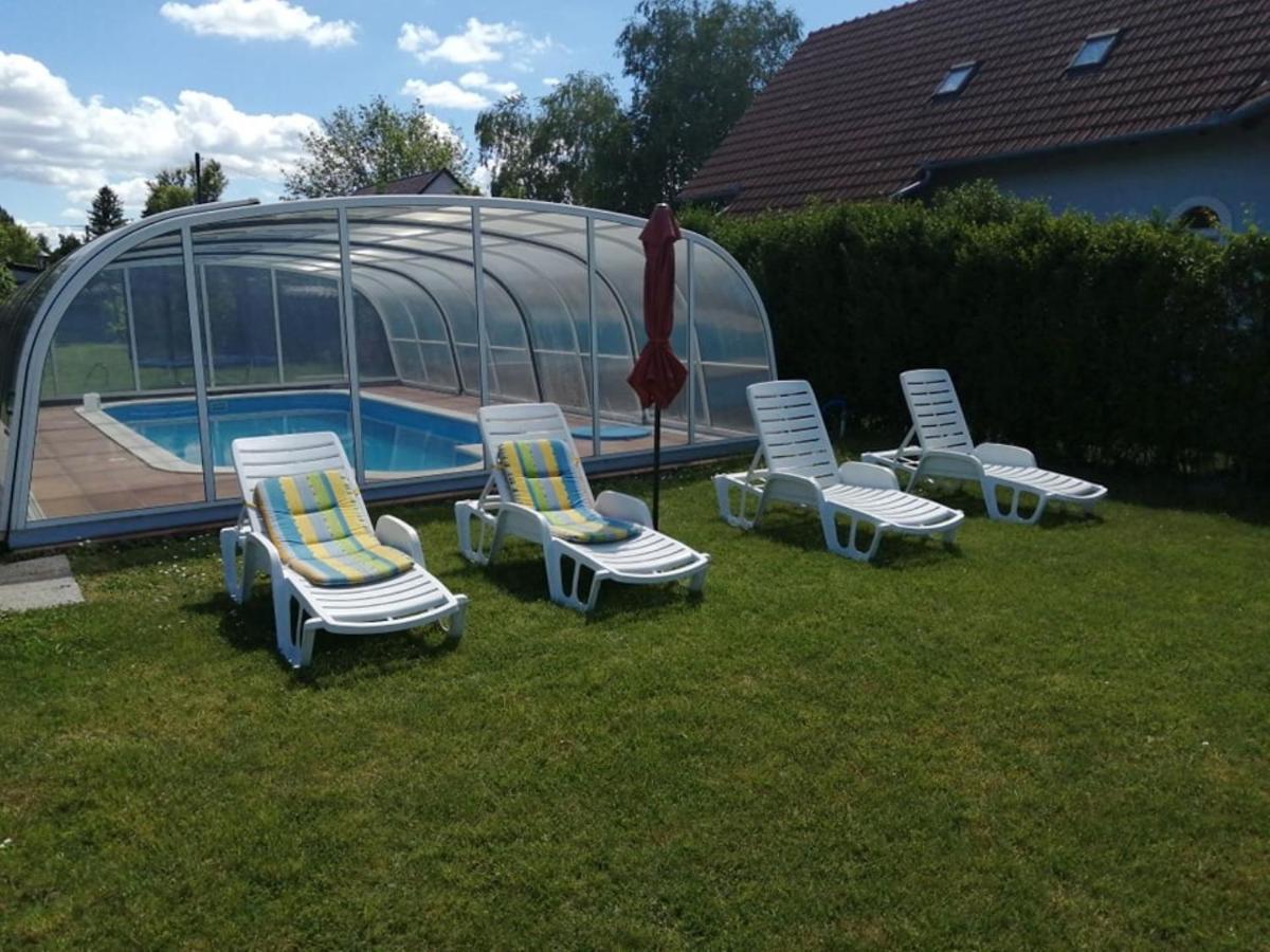 Schoenes Ferienhaus Mit Grossen Pool 250 M Vom Balaton Balatonmáriafürdő Kültér fotó