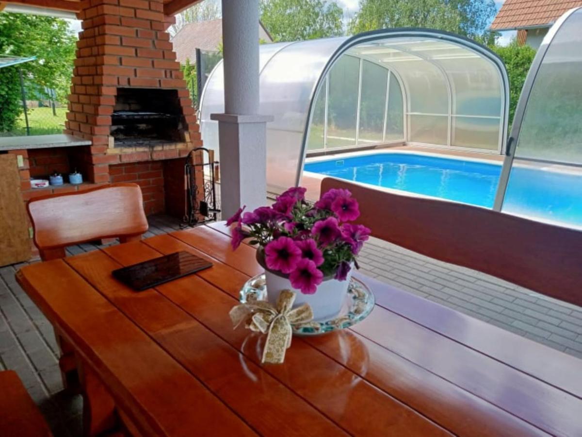 Schoenes Ferienhaus Mit Grossen Pool 250 M Vom Balaton Balatonmáriafürdő Kültér fotó