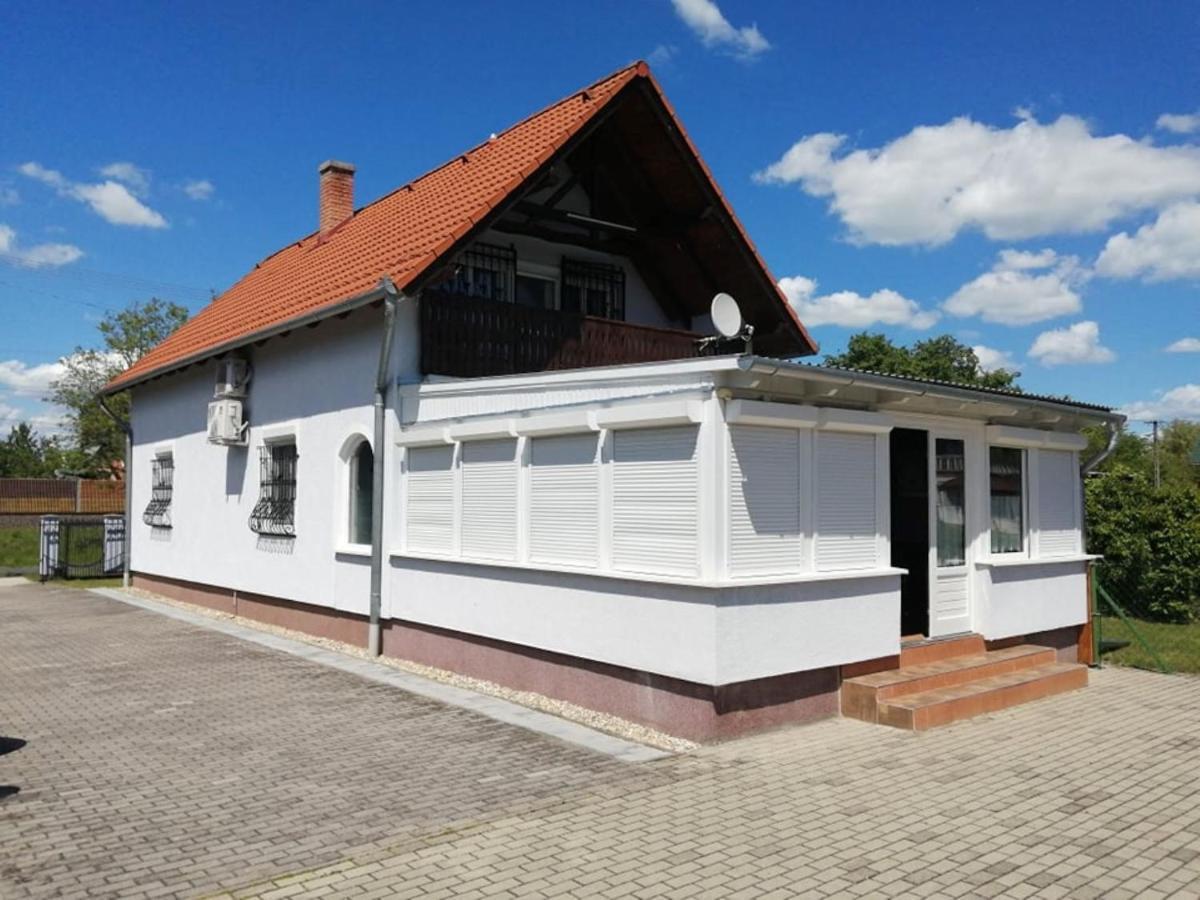 Schoenes Ferienhaus Mit Grossen Pool 250 M Vom Balaton Balatonmáriafürdő Kültér fotó