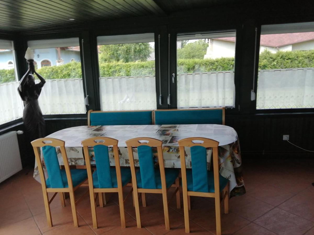 Schoenes Ferienhaus Mit Grossen Pool 250 M Vom Balaton Balatonmáriafürdő Kültér fotó