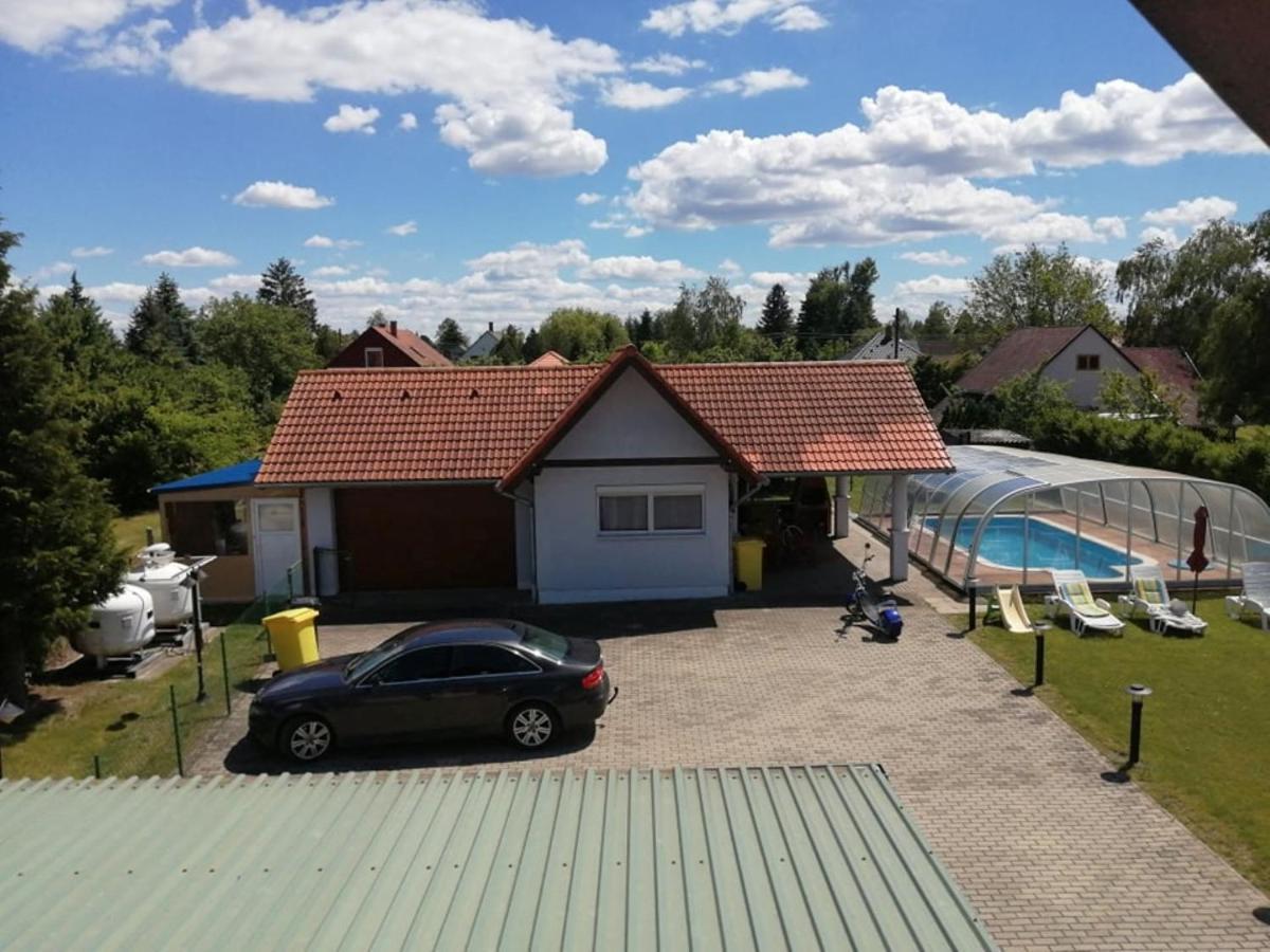 Schoenes Ferienhaus Mit Grossen Pool 250 M Vom Balaton Balatonmáriafürdő Kültér fotó