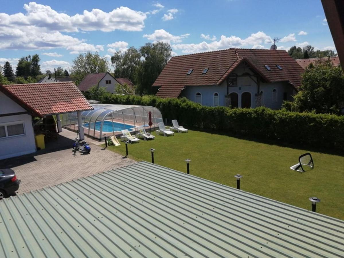 Schoenes Ferienhaus Mit Grossen Pool 250 M Vom Balaton Balatonmáriafürdő Kültér fotó