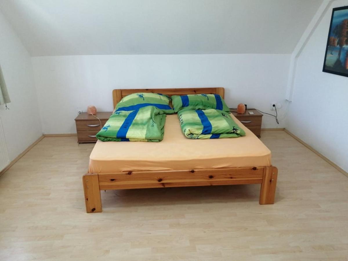 Schoenes Ferienhaus Mit Grossen Pool 250 M Vom Balaton Balatonmáriafürdő Kültér fotó